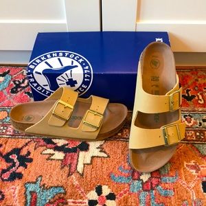 Birkenstock Arizona Sandals in Latte Cream - Gold Buckles! NWT
